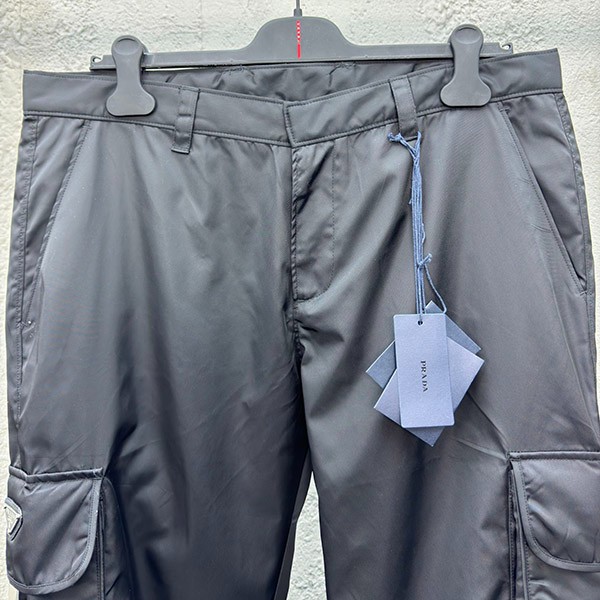 プラダ 偽物 Re-Nylon トライアングルロゴ ナイロンカーゴパンツ pud74035