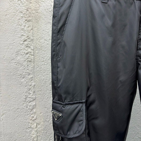 プラダ 偽物 Re-Nylon トライアングルロゴ ナイロンカーゴパンツ pud74035