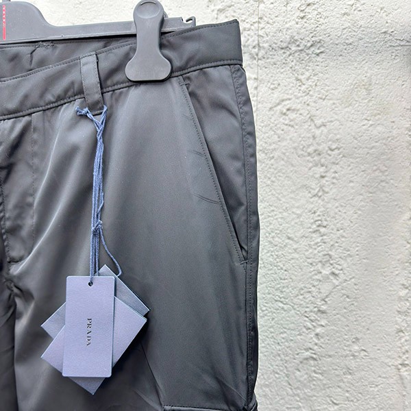 プラダ 偽物 Re-Nylon トライアングルロゴ ナイロンカーゴパンツ pud74035