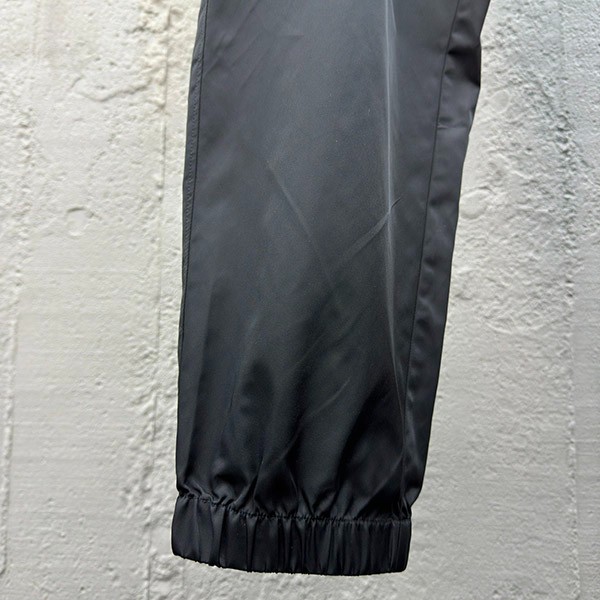 プラダ 偽物 Re-Nylon トライアングルロゴ ナイロンカーゴパンツ pud74035