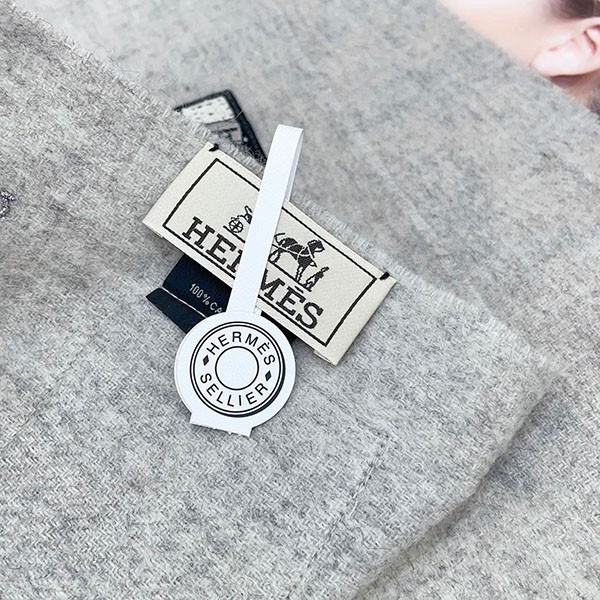 【シンプル上品な防寒アイテム】エルメス Badges Soieマフラー コピー H394801T02