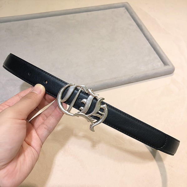 セレブ多数愛用クロムハーツ パロディ クロステイルモチーフバックルレザーベルト Kub55346