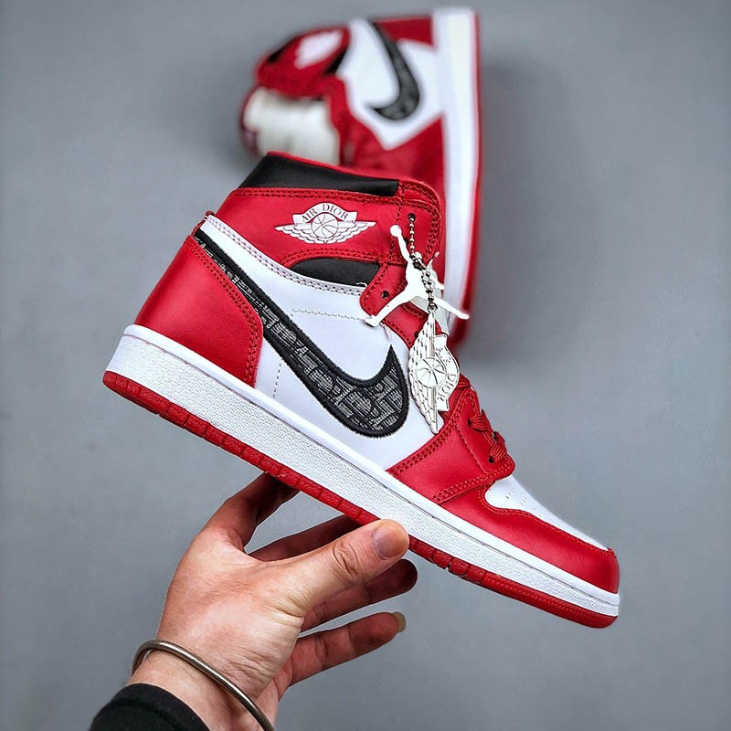 【即発】ディオール x ナイキ エアジョーダン1 偽物 ハイ OG プロトタイプ AJ1 レッド/ホワイト ナイキ 偽物 ディオール nav07055