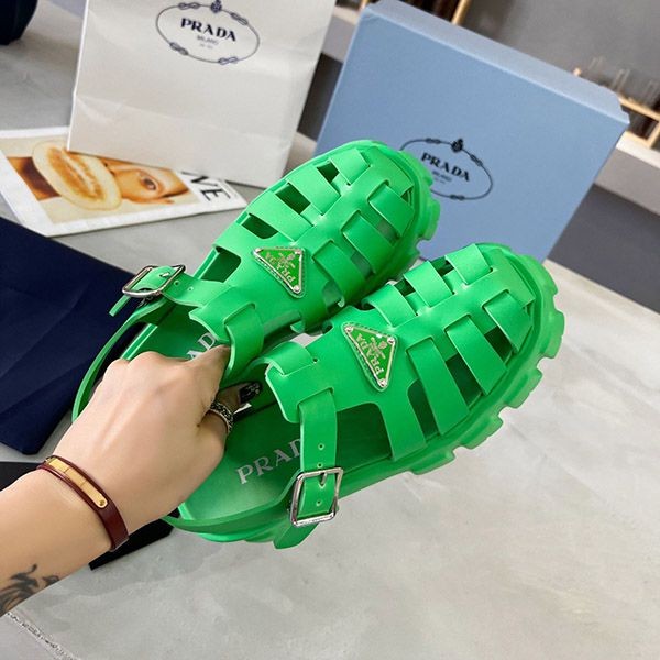 送料込プラダ フォームラバー サンダル スーパーコピー pua32909