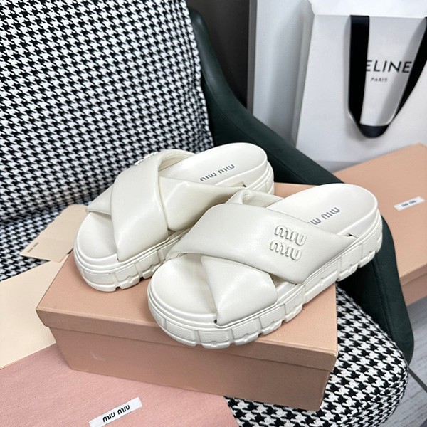 ミュウミュウ ロゴ入り レザー スライドサンダル コピー myf43919