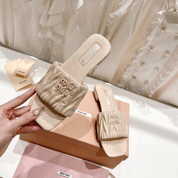 大人気のマテラッセ♪【ミュウミュウ コピー】ロゴ入り フラットサンダル mya05140