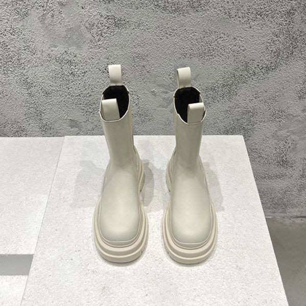 秋冬大セール ボッテガヴェネタ タイヤ ブーツ クリーム 偽物 boz06933