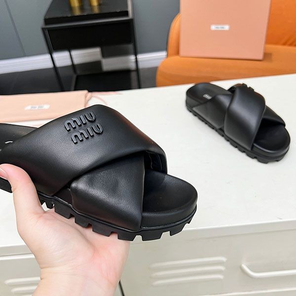 新デザイン ミュウミュウ レザー スライドサンダル myw96105