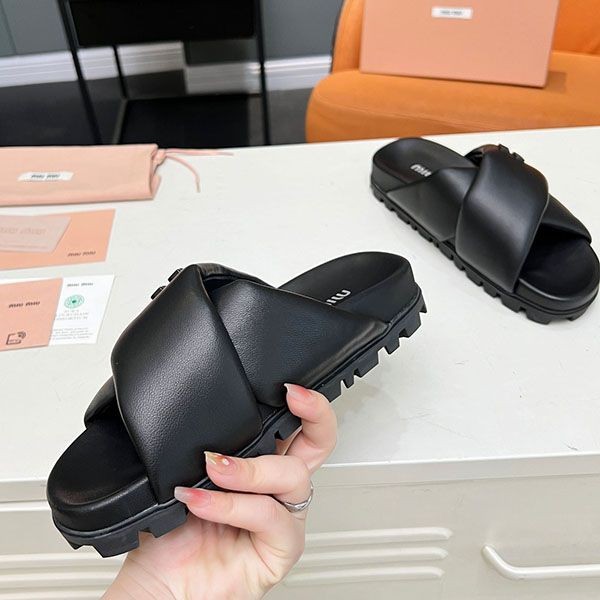 新デザイン ミュウミュウ レザー スライドサンダル myw96105