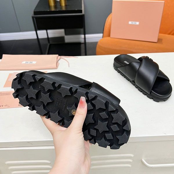 新デザイン ミュウミュウ レザー スライドサンダル myw96105