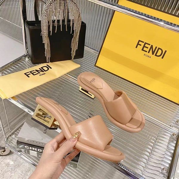 超希少！フェンディ バゲット ナッパレザー スライド サンダル FFモチーフ fel12850
