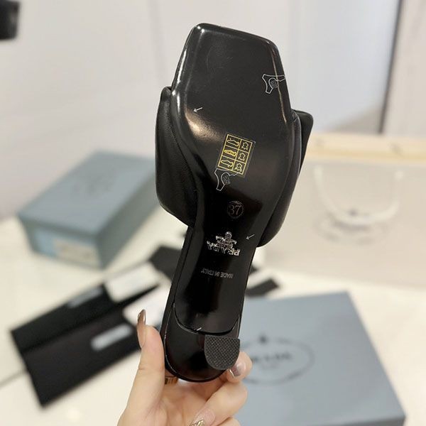 プラダ サフィアーノ レザー 偽物 スライド サンダル パチモン pup84446