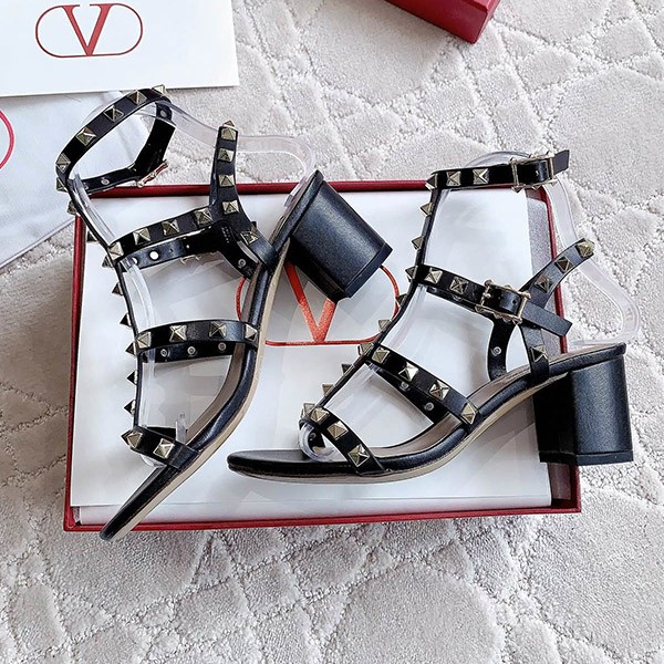 《大人気》ヴァレンティノ コピー ROCKSTUD ロックスタッズ ストラップサンダル Vuv27298