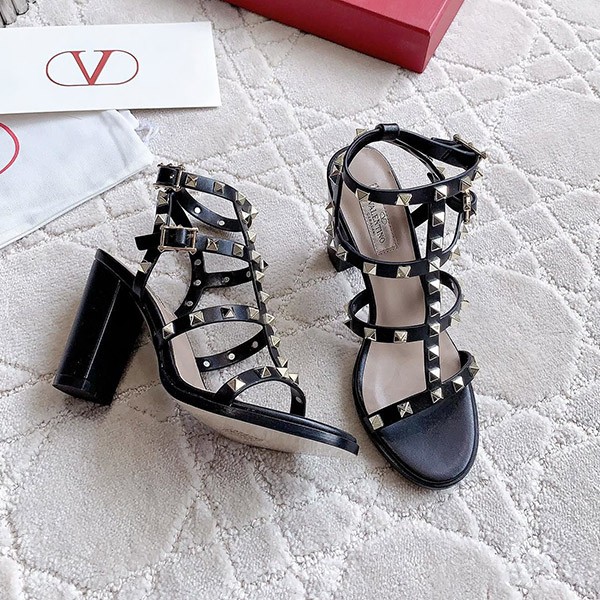 《大人気》ヴァレンティノ コピー ROCKSTUD ロックスタッズ ストラップサンダル Vuv27298