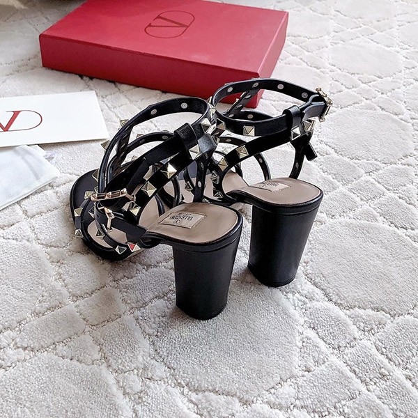 《大人気》ヴァレンティノ コピー ROCKSTUD ロックスタッズ ストラップサンダル Vuv27298