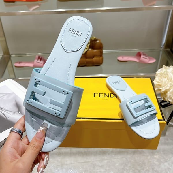 最安値挑戦フェンディ FF BAGUETTE ロゴ レザー スライド サンダル レプリカ fep70642