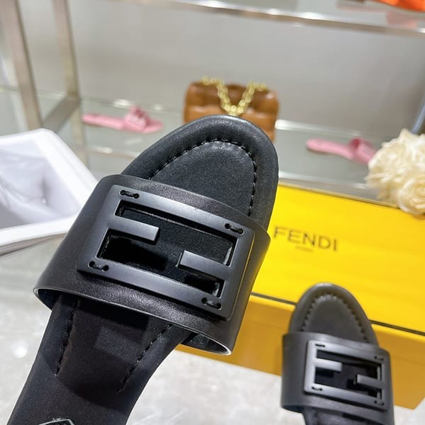 追跡付き 安いフェンディ レプリカ FF BAGUETTE ロゴ レザー スライド サンダル fep44694