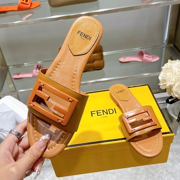人気急上昇フェンディ フェイク FF BAGUETTE ロゴ レザー スライド サンダル fel21444