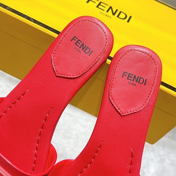 【大特価】フェンディ FF BAGUETTE ロゴ レザー スライド サンダル パチモン fev82797