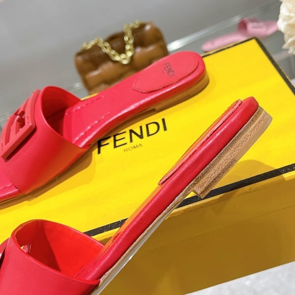 【大特価】フェンディ FF BAGUETTE ロゴ レザー スライド サンダル パチモン fev82797
