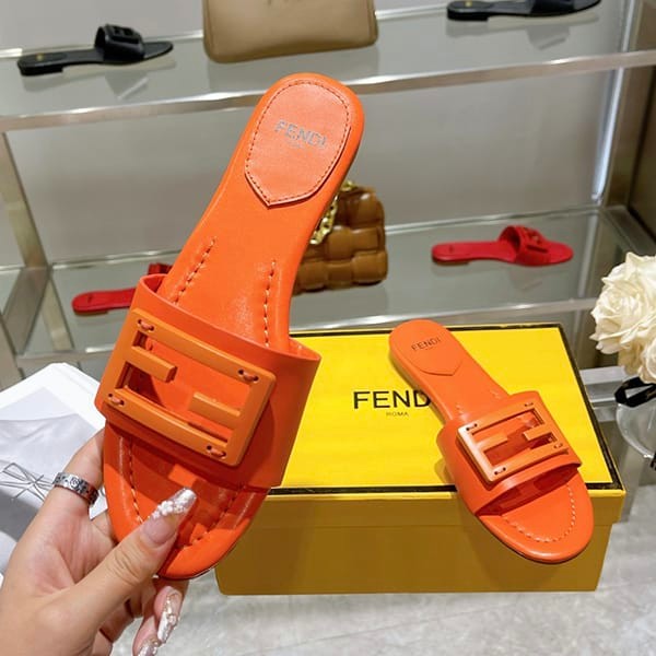 セレブ多数愛用フェンディ FF BAGUETTE ロゴ レザー スライド サンダル パチモン fez98728