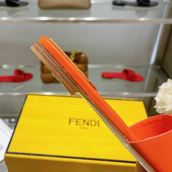 セレブ多数愛用フェンディ FF BAGUETTE ロゴ レザー スライド サンダル パチモン fez98728