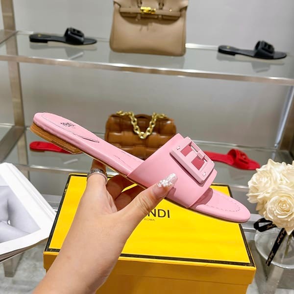 セール新作フェンディ コピー FF BAGUETTE ロゴ レザー スライド サンダル fei91828
