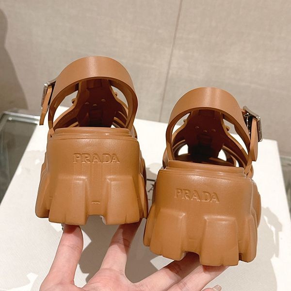 プラダ モノリスラバーサンダル 偽物ロゴ厚底ストラップミュール 1X853M