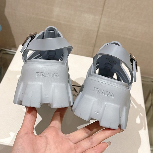 プラダ モノリスラバーサンダル 偽物ロゴ厚底ストラップミュール 1X853M3