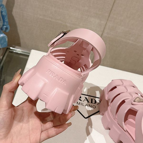 プラダ モノリスラバーサンダル レプリカ ロゴ厚底ストラップミュール 1X853