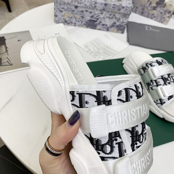注目★新作定番 ディオールの厚底 サンダル 偽物 der52702