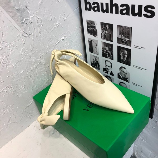 ジルサンダー 偽物 バックストラップ付 レザー ヒール パンプス Jip35431