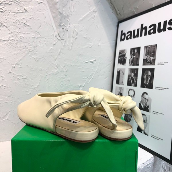 ジルサンダー 偽物 バックストラップ付 レザー ヒール パンプス Jip35431