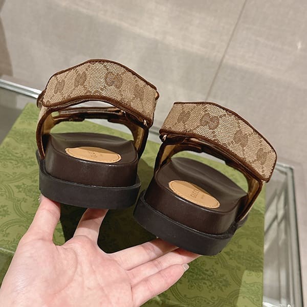 【使い勝手抜群】グッチ サンダル n級品 デニム GGロゴ フラット ストラップ付き 3色 guw98673