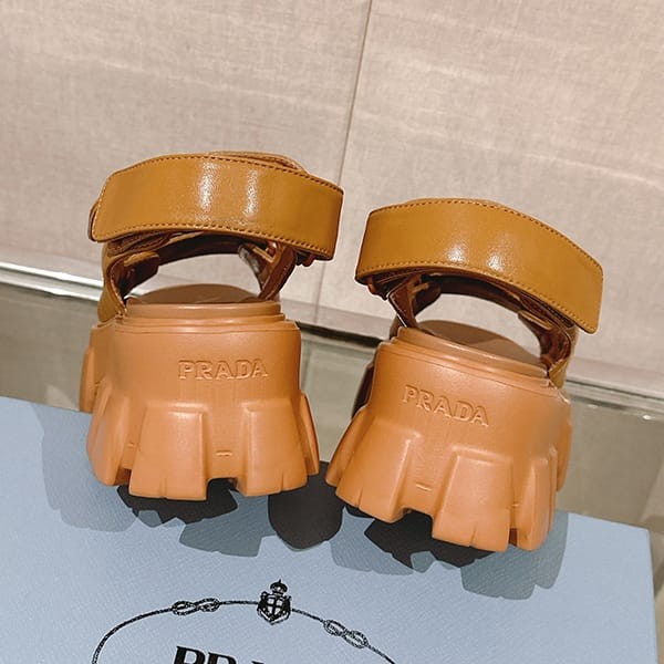 可愛いプラダ モノリス ナッパレザー サンダル スーパーコピー pun89230