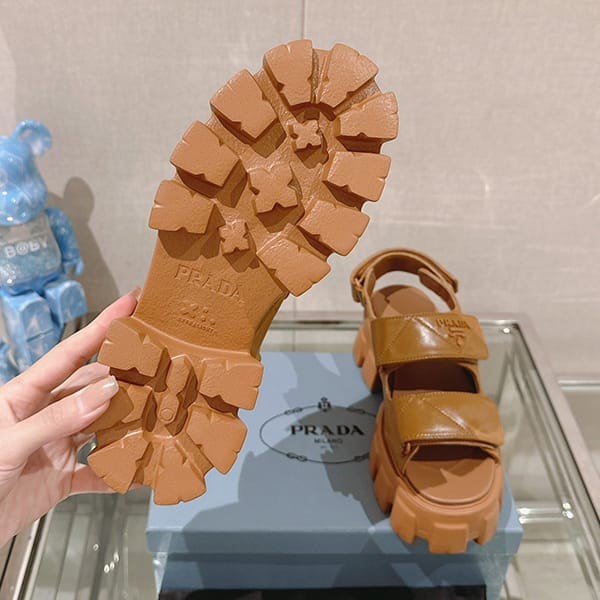 可愛いプラダ モノリス ナッパレザー サンダル スーパーコピー pun89230