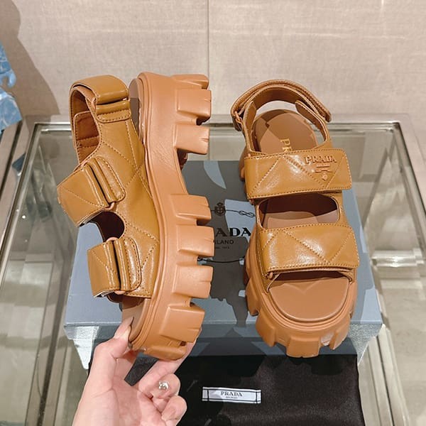 可愛いプラダ モノリス ナッパレザー サンダル スーパーコピー pun89230