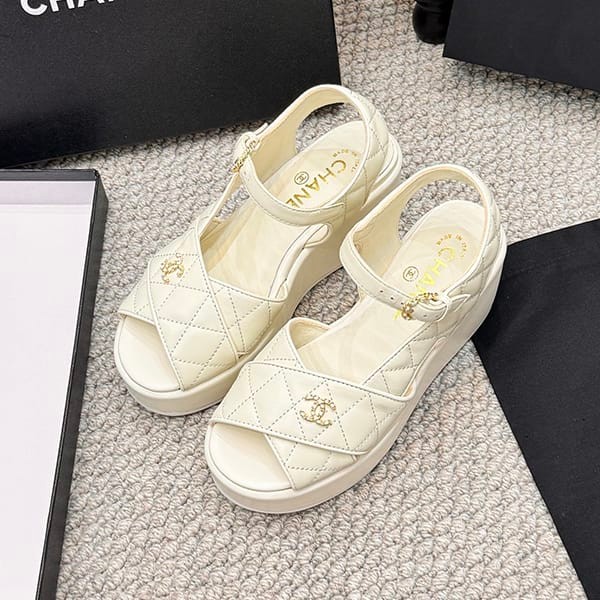 絶対欲しい！シャネル サンダル CCマーク 厚底 スーパーコピー she35104