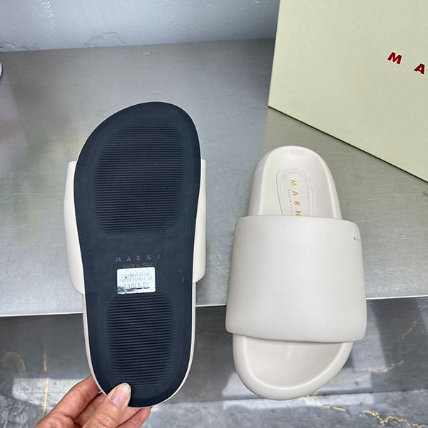 大人気！マルニ ホワイトレザーのバブルサンダル コピー maj68360