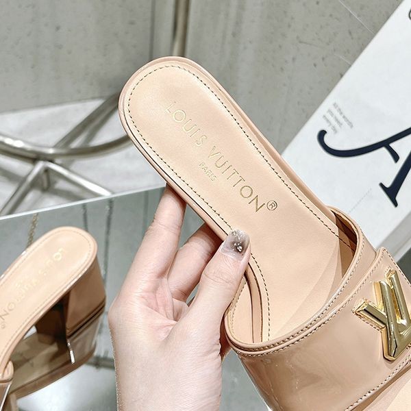 【女性の憧れ☆】ルイヴィトン LVゴールドバックル サンダル 偽物 vui83571