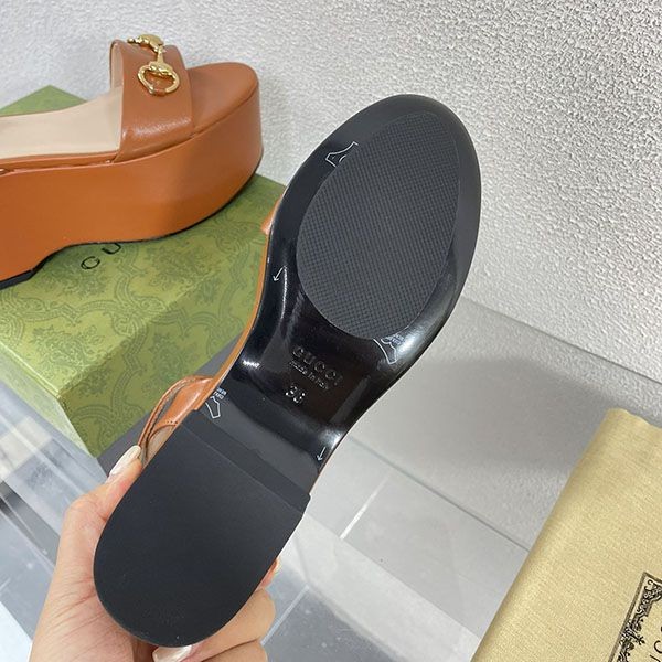 追跡付 グッチ ホースビットレザー コピー プラットフォームサンダル gux65640