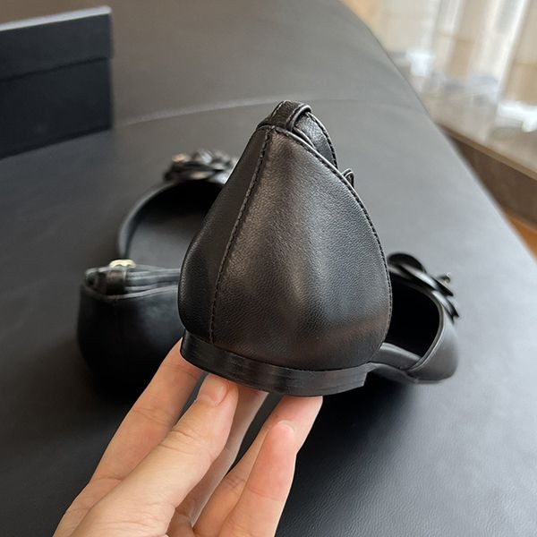 ☆超人気☆【エレガントなローヒール!!】シャネル パンプス コピーカメリア shu72501