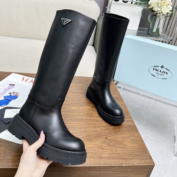【お洒落度UP】プラダ◆レザー ロングブーツ 偽物 ブラック メタルロゴ pup65698