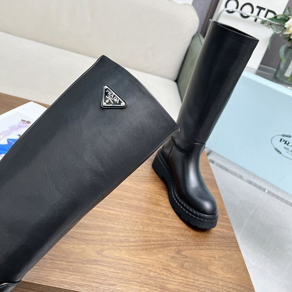 【お洒落度UP】プラダ◆レザー ロングブーツ 偽物 ブラック メタルロゴ pup65698