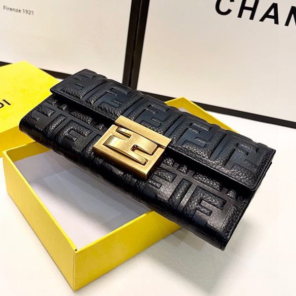 争奪戦フェンディ バゲットコンチネンタル 財布 スーパーコピー fei04019