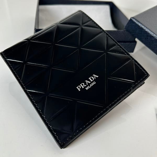 売上総額１位！プラダ パテント カーフレザー ウォレット 財布 パチモン puu98359