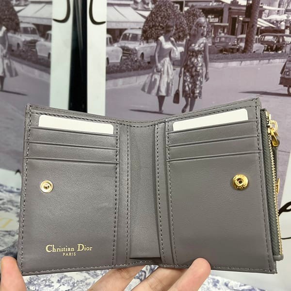 完売必至ディオール フェイク カロ CARO ダリア 2つ折り財布 カナージュ deq41125