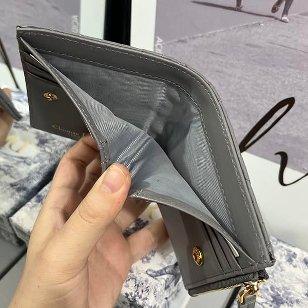 完売必至ディオール フェイク カロ CARO ダリア 2つ折り財布 カナージュ deq41125