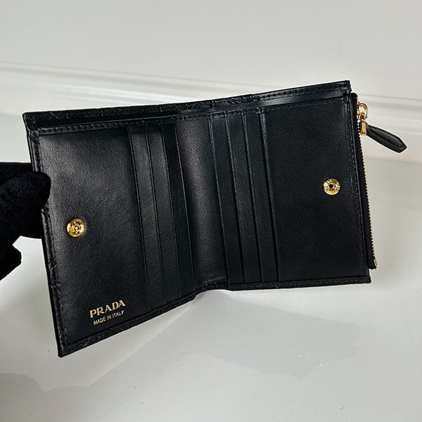 【入手困難】プラダ 三角形モチーフ★スモール 折り財布 コピー pug42441