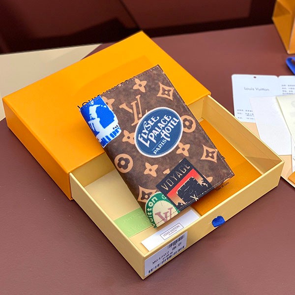 【ヴィンテージ風でお洒落♪】ルイヴィトン パスポートケース 偽物 M83519